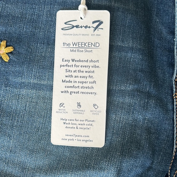 Mid Rise Flower Short - Picture 4 of 5